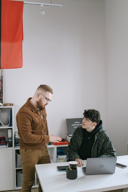 Blick in einen modernen Konferenzraum mit Vertragsdokumenten auf dem Tisch